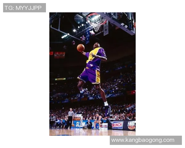 法国足球明星挑战篮球场展现扣篮技巧引发热议